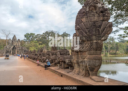 Naga und Asuras aka Demons, Südtor Eingang zu Angkor Thom, Kambodscha Stockfoto