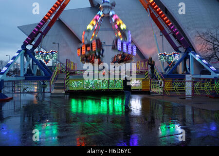 Finsterer Junge im Hintergrund Glasgow Christmas Market Stockfoto