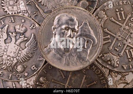 Münzen Hintergrund silbernes Rubel Russland 1913 dreihundert Jahre Jubiläum der Romanow-Dynastie Stockfoto