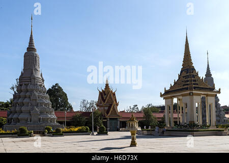 Seine Majestät König Norodoms Stupa (links) & Statue (rechts), der Königspalast, Phnom Penh, Kambodscha Stockfoto