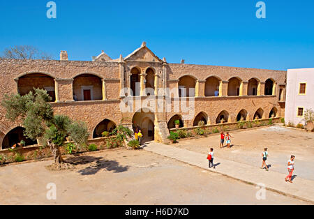 Innenhof des Kloster Arkadi mit Blick auf Bau, benannt Western Tür (Claustra) - zweistöckiges Gebäude mit vielen Bögen Stockfoto