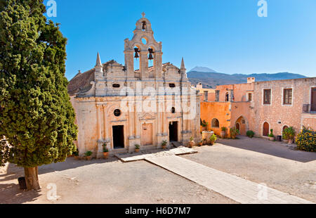 Der Blick auf die Basilika von Arkadi Kloster aus seine umlaufende Galerie, Crete. Stockfoto