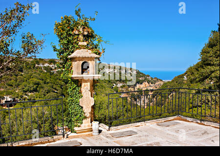 Ivy ist rund um die kleine Kapelle mit einer schönen Aussicht von der Terrasse in der Nähe von Kloster Arkadi gewunden. Stockfoto