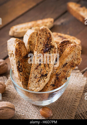 Italienische Biscotti Cookies mit Nüssen und Schokolade-Chips. Stockfoto