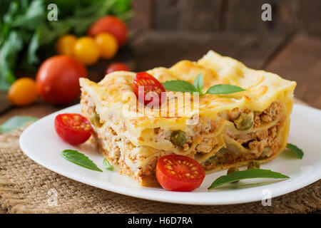 Lasagne mit Hackfleisch, Erbsen und Sauce. Ansicht von oben Stockfoto