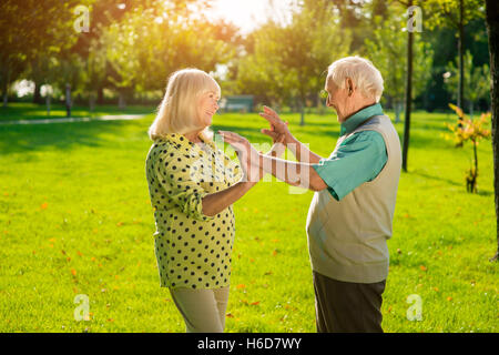 Ältere Frau und Mann im Freien. Stockfoto