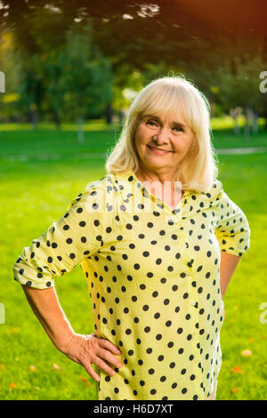 Ältere Dame im freien lächelnd. Stockfoto