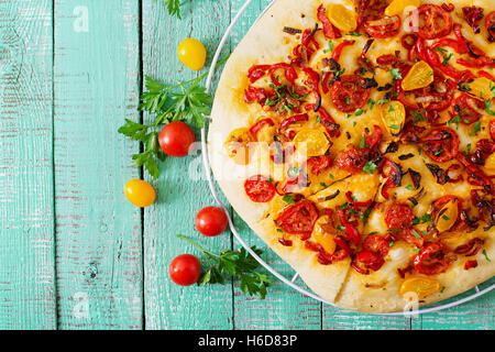 Italienische Focaccia mit Tomaten, Paprika und Zwiebeln Stockfoto