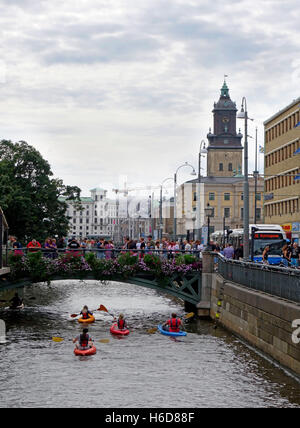 Kajakfahrer sind auf einem Sightseeing-Trip durch Kanäle in der Stadt Göteborg, Schweden. Stockfoto