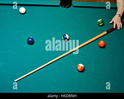 Draufsicht der Womans Hand Griff nach Billardstock auf Billardtisch Stockfoto