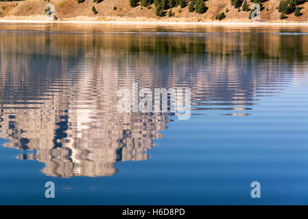 Teton Range spiegelt sich in Jackson Lake im Grand Teton National Park in Wyoming Stockfoto