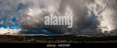 Panoramablick auf Cumulus-Wolke, die über die Stadt wächst. Norwegen Stockfoto