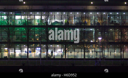 Bürofenster im pacific Quay am Fluss Clyde in der Nacht Stockfoto