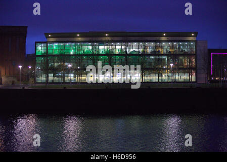 Bürofenster im pacific Quay am Fluss Clyde in der Nacht Stockfoto