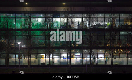 Bürofenster im pacific Quay am Fluss Clyde in der Nacht Stockfoto