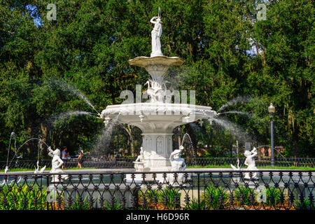 Das Paris inspiriert und phantasievolle statuarischen Wasser Brunnen Wahrzeichen in Forsyth Park im historischen Zentrum von Savannah, GA Stockfoto