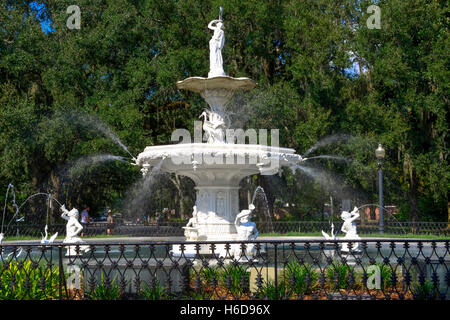 Das Paris inspiriert und phantasievolle statuarischen Wasser Brunnen Wahrzeichen in Forsyth Park im historischen Zentrum von Savannah, GA Stockfoto