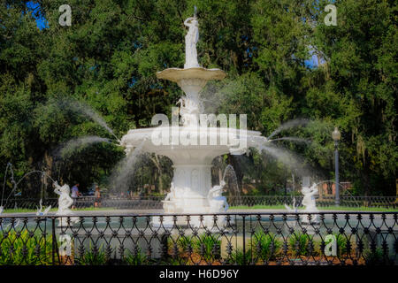 Das Paris inspiriert und phantasievolle statuarischen Wasser Brunnen Wahrzeichen in Forsyth Park im historischen Zentrum von Savannah, GA Stockfoto