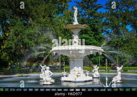 Das Paris inspiriert und phantasievolle statuarischen Wasser Brunnen Wahrzeichen in Forsyth Park im historischen Zentrum von Savannah, GA Stockfoto