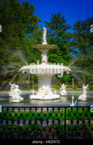 Das Paris inspiriert und phantasievolle statuarischen Wasser Brunnen Wahrzeichen in Forsyth Park im historischen Zentrum von Savannah, GA Stockfoto