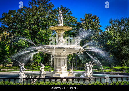 Das Paris inspiriert und phantasievolle statuarischen Wasser Brunnen Wahrzeichen in Forsyth Park im historischen Zentrum von Savannah, GA Stockfoto