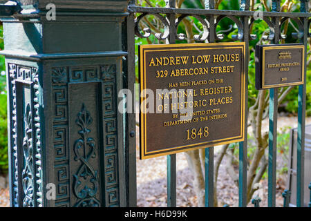 Eine Bronzetafel auf Schmiedeeisen Zaun an Andrew Low 1848 Haus, Heimat von Juliette Low, Gründer der Pfadfinderinnen, Savannah, GA Stockfoto