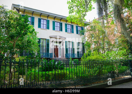 Die historischen 1848 Haus von Andrew und Juliette Low, Gründer der Mädchen-Pfadfinder, mit schmiedeeisernen Balkon & Zaun, Savannah, GA Stockfoto