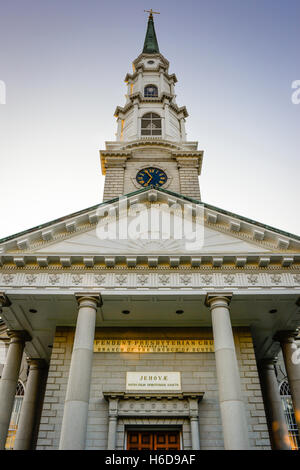 Ein Blick nach oben von der Kirchturm auf der historischen unabhängige Presbyterianische Kirche von Savannah auf Bull Street, Savannah, GA Stockfoto