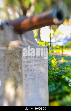 Eine stimmungsvolle wählen Sie Schwerpunkt Detail der Kanone auf Granitplatte im Madison Square, Savannah, GA Kennzeichnung berühmte Straßen zu Augusta & Darien Stockfoto