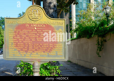 Eine Bronzetafel markiert erste Pfadfinderin Sitz in den USA 1912, neben dem Haus des Gründers, Juliette Low in Savannah, GA Stockfoto