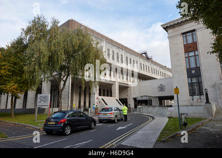 Sicherheit außerhalb Cathays Park 2 cp2 Krone Gebäude walisische Regierungsbüro Cardiff Wales Großbritannien Stockfoto