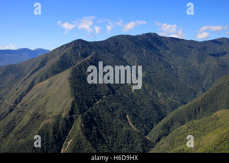 Panoramablick auf den Tod Road, North Yungas Straße oder Camino de La Muerte, die gefährlichste Straße, hinab in die Yungas, Coroico, Bolivien Stockfoto