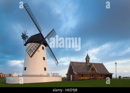 Windmühle an der Strandpromenade, Fylde Küste in Lytham St Annes, Lancashire, UK Stockfoto