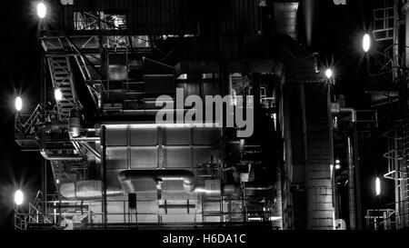 Der Ölraffinerie Gebäude bei Nacht Stockfoto