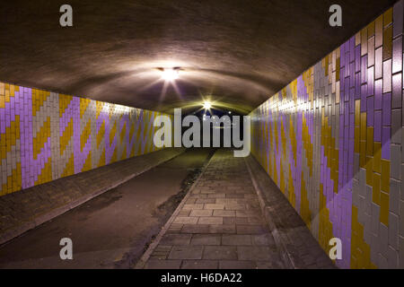 Nächtliche Aussicht auf eine unheimliche städtische Unterführung oder Tunnel. Stockfoto