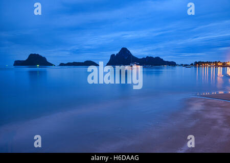 Der Golf von Thailand zur blauen Stunde, Prachuap Khiri Khan, Thailand Stockfoto