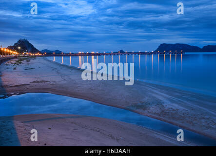 Der Golf von Thailand zur blauen Stunde, Prachuap Khiri Khan, Thailand Stockfoto