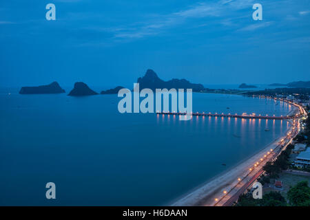 Der Golf von Thailand zur blauen Stunde, Prachuap Khiri Khan, Thailand Stockfoto