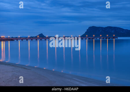 Angelsteg zur blauen Stunde, Prachuap Khiri Khan, Thailand Stockfoto