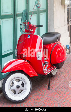 Rote Vespa-Roller parkten auf einer Straße in Bangkok, Thailand Stockfoto