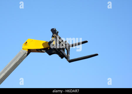 Hob hoch Pfeil ein Loader gegen den blauen Himmel Stockfoto