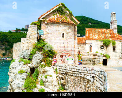 Die Kirche Saint Sava und Santa Maria in Punta befindet sich neben der Festungsmauer und bietet herrlichen Blick auf die Felsen Stockfoto