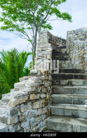 Die schmale Wendeltreppe führt nach oben von der Festungsmauer, es ist der beste Ort, um die alte Stadt Budva, Montenegro zu sehen. Stockfoto