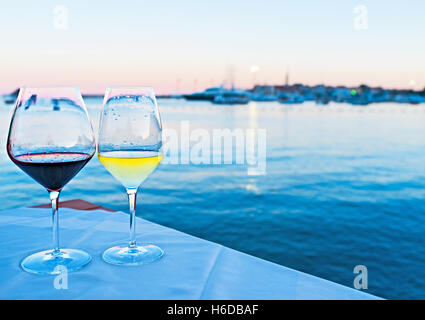 Das lässt sich am besten erhalten auf Montenegro Resort aus den Sonnenuntergang genießen, trinken Wein mit Blick auf die Altstadt Stockfoto