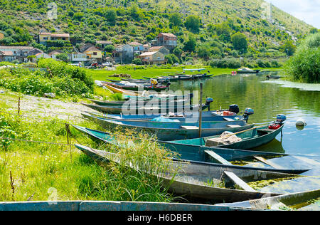 Der Hafen am Fluss Moraca in Vranjina Fischerdorf mit vielen vertäut hölzerne Punt Boote, Montenegro. Stockfoto