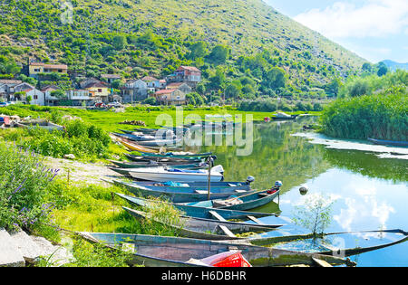 Die rohe der Punt Boote im Hafen von Vranjina Dorf am Fluss Moraca, Montenegro. Stockfoto