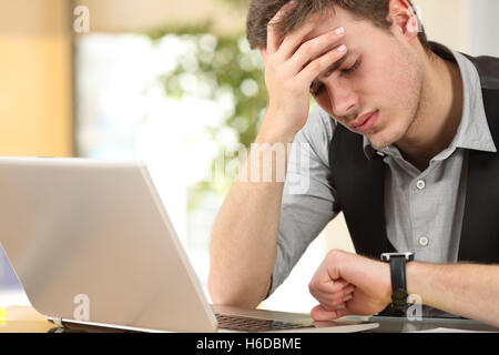 Besorgt Geschäftsmann running out of Time beobachten die Uhr im Büro Stockfoto