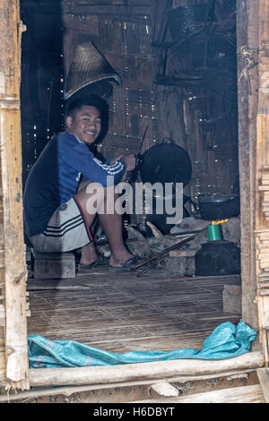 Kochen von Reis mit Feuer in der Hütte, Ban Phavie Dorf, Khmu / Khamu Menschen, in der Nähe von Muang La, Oudomxay Provinz, Laos Stockfoto