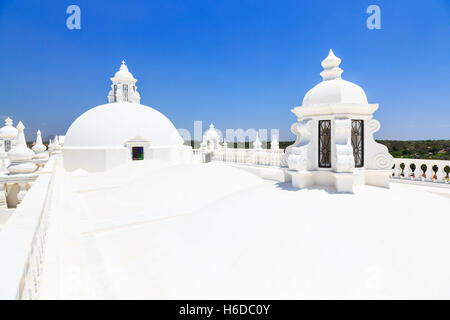 León, Nicaragua. Auf dem Dach der Catedral De La Ascunción de María (Maria-Himmelfahrt-Kathedrale) Stockfoto