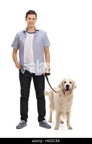 In voller Länge Portrait eines jungen Mannes, posiert mit seinem Hund isoliert auf weißem Hintergrund Stockfoto